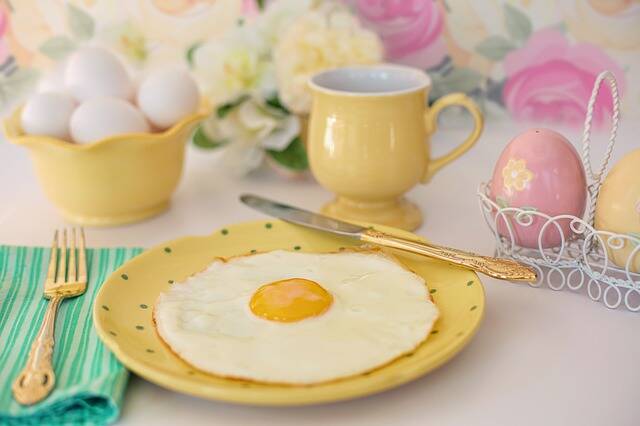 jajko sadzone na talerzu, sniadanie